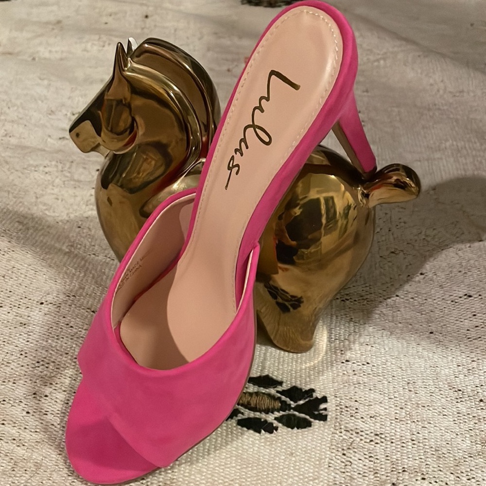 Pretty in pink vibes with this cute kicks, perfect for spring.